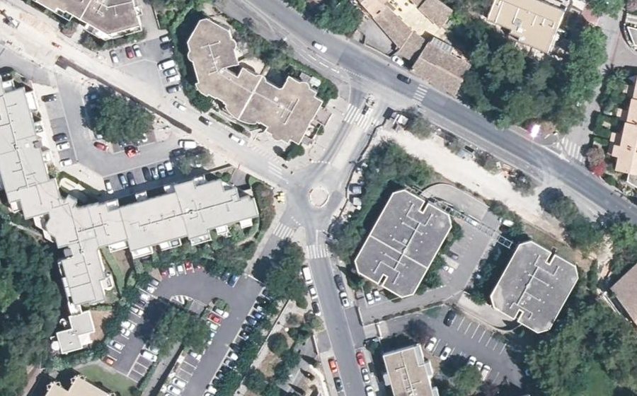 Vue aérienne du Rond-point anonyme n°330997214