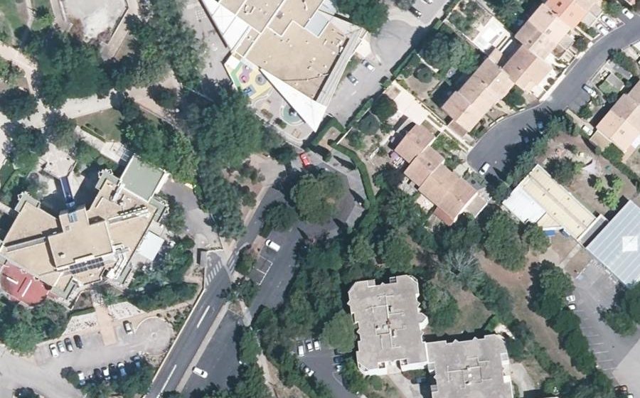 Vue aérienne du Rond-point anonyme n°330997215