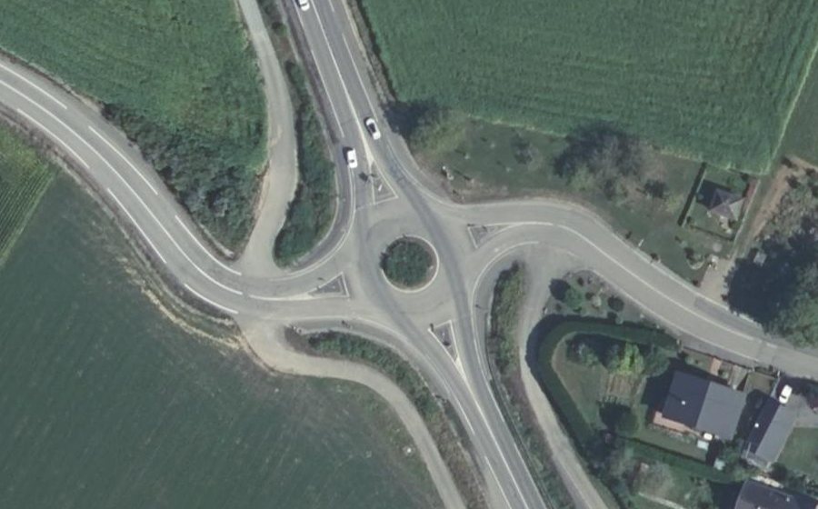 Vue aérienne du Rond-point anonyme n°33113274