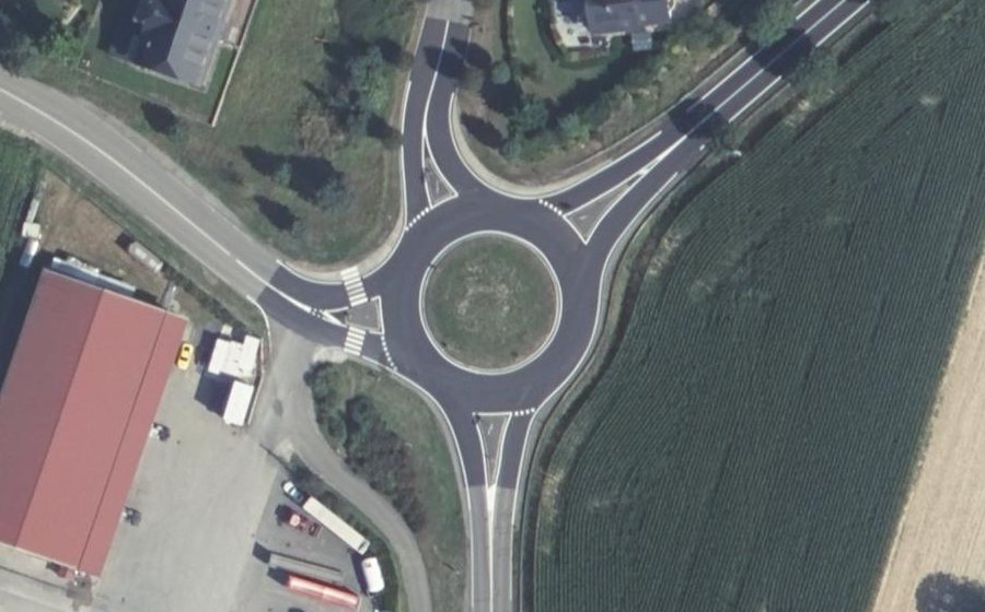 Vue aérienne du Rond-point anonyme n°33113276