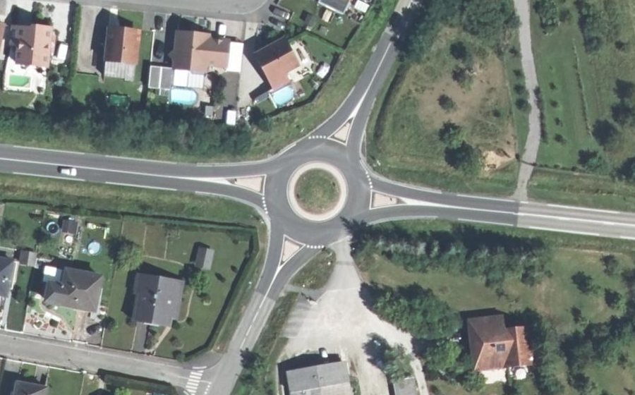 Vue aérienne du Rond-point anonyme n°33116725