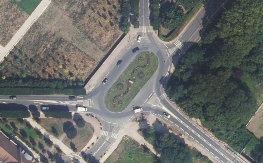 Vue aérienne du Rond-point anonyme n°331235253