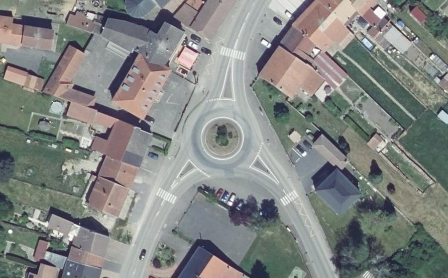 Vue aérienne du Rond-point anonyme n°33125893