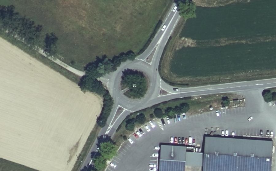 Vue aérienne du Rond-point anonyme n°33128283