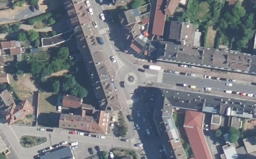 Vue aérienne du Rond-point anonyme n°33132686