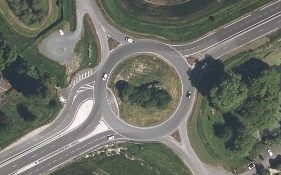 Vue aérienne du Rond-point anonyme n°331374544