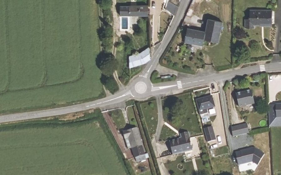 Vue aérienne du Rond-point anonyme n°331374546
