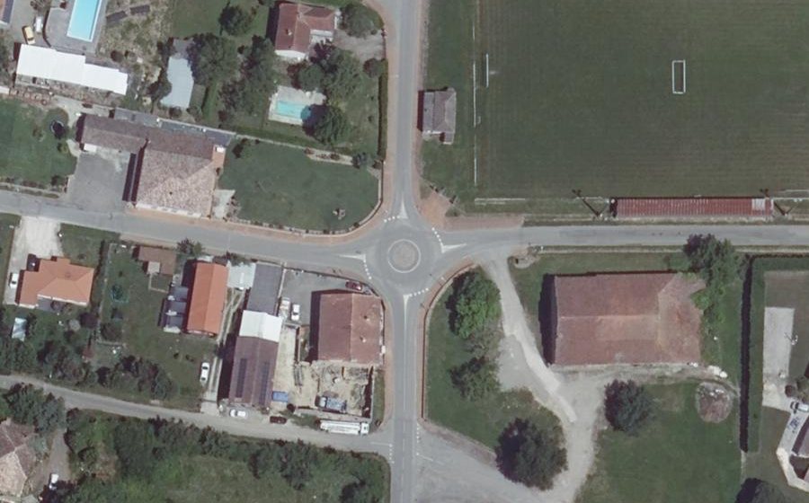 Vue aérienne du Rond-point anonyme n°331387802