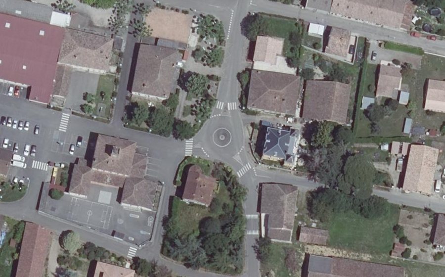 Vue aérienne du Rond-point anonyme n°331387803
