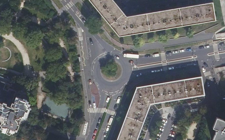 Vue aérienne du Rond-point anonyme n°331440678