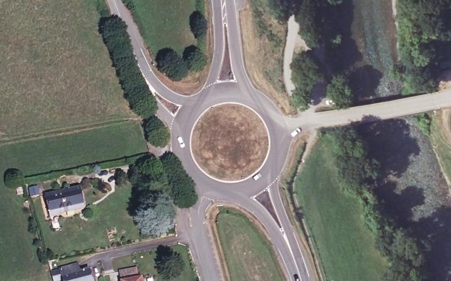 Vue aérienne du Rond-point anonyme n°33144921