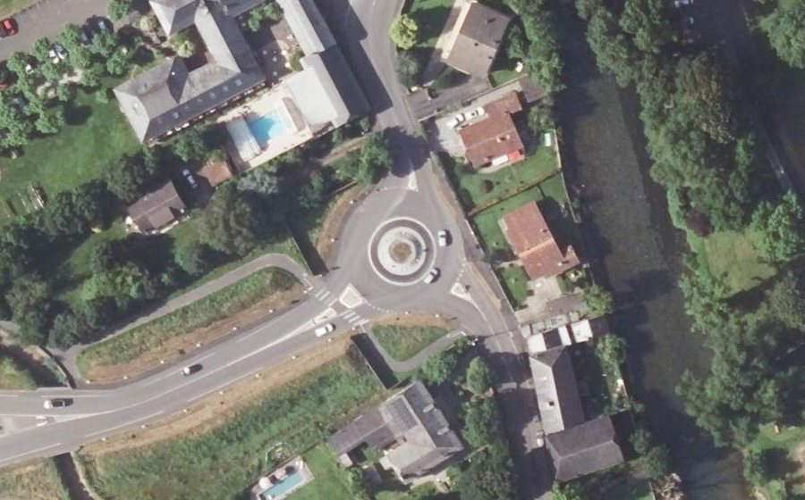 Vue aérienne du Rond-point anonyme n°33144950