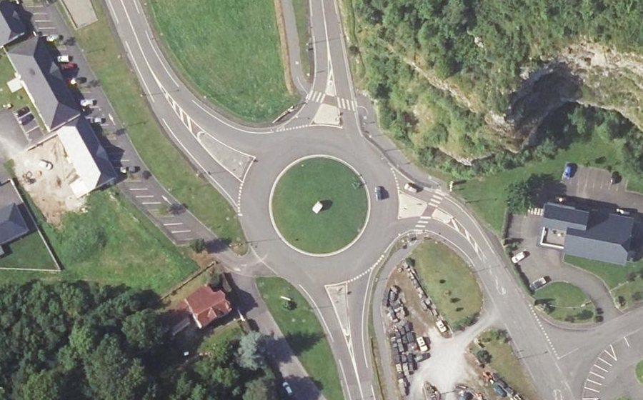 Vue aérienne du Rond-point anonyme n°33144961