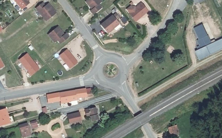 Vue aérienne du Rond-point anonyme n°33146835