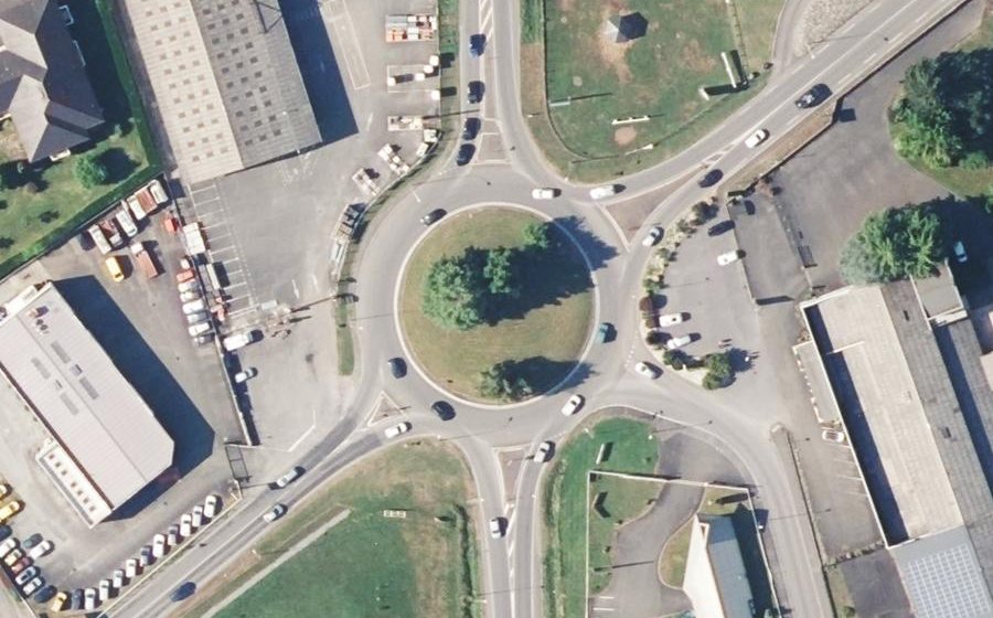 Vue aérienne du Rond-point anonyme n°33149451