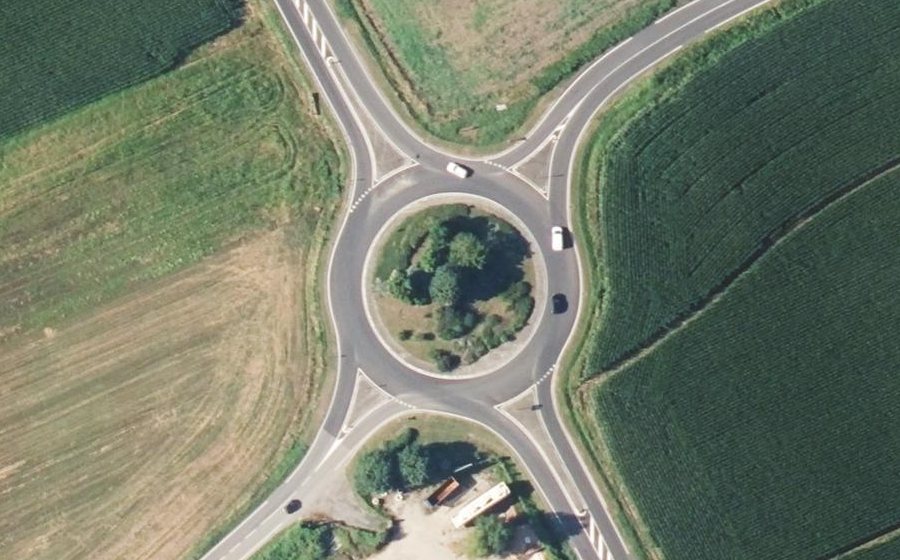 Vue aérienne du Rond-point anonyme n°33149463