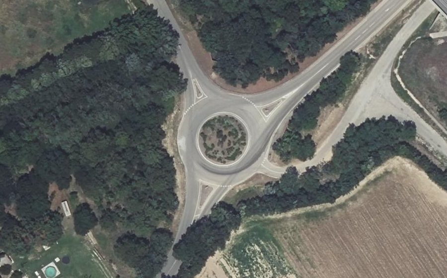 Vue aérienne du Rond-point anonyme n°33149858