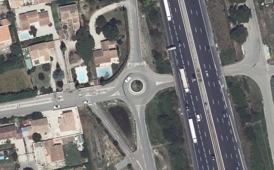 Vue aérienne du Rond-point anonyme n°33149875