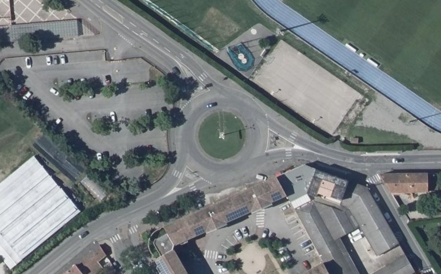 Vue aérienne du Rond-point anonyme n°33149895