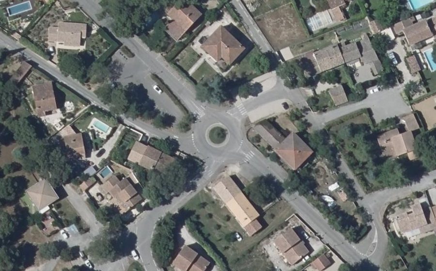 Vue aérienne du Rond-point anonyme n°33149912