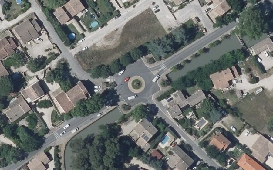 Vue aérienne du Rond-point anonyme n°33149916