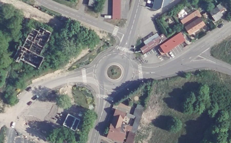 Vue aérienne du Rond-point anonyme n°331527334