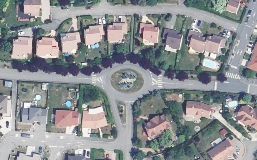 Vue aérienne du Rond-point anonyme n°331593945
