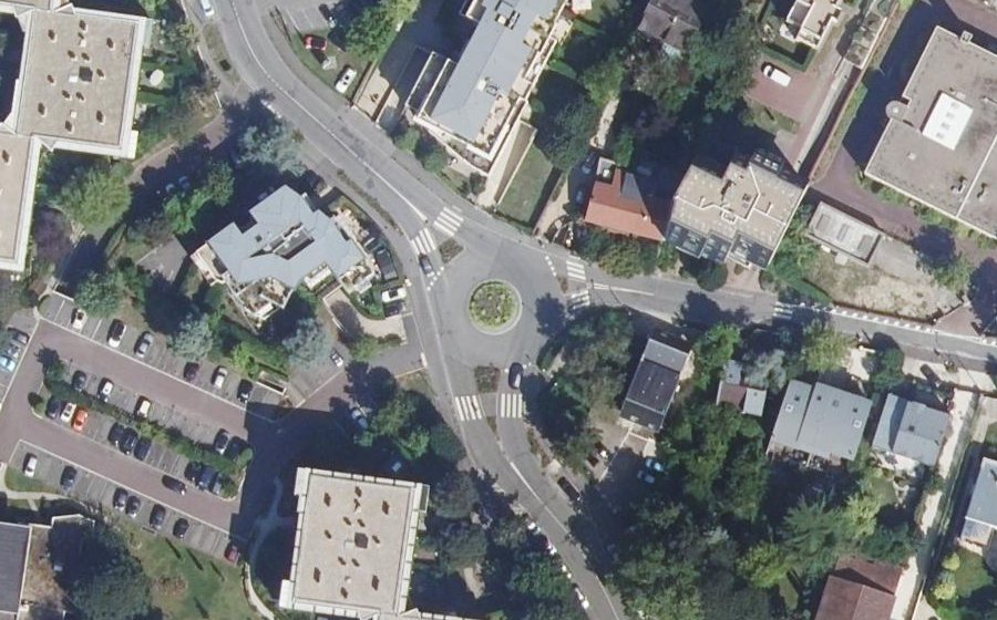 Vue aérienne du Rond-point anonyme n°331679932