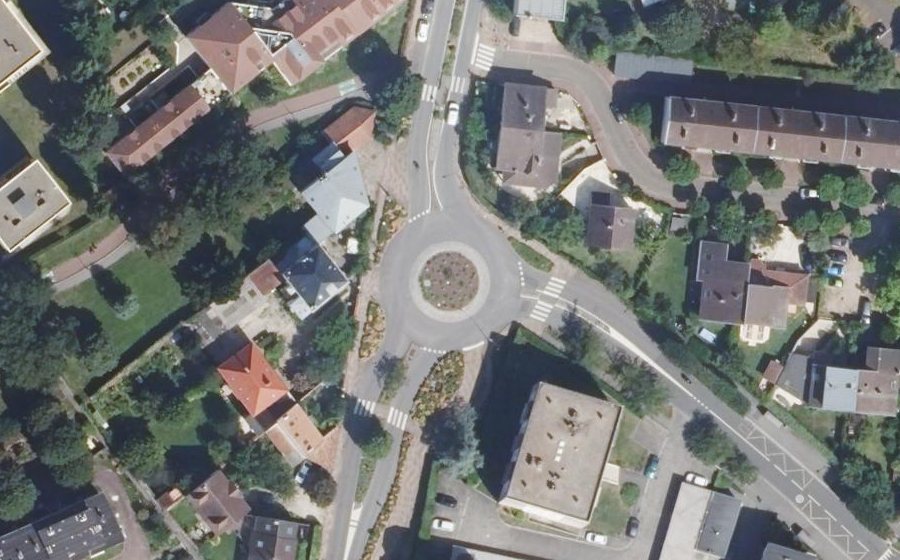 Vue aérienne du Rond-point anonyme n°331679941