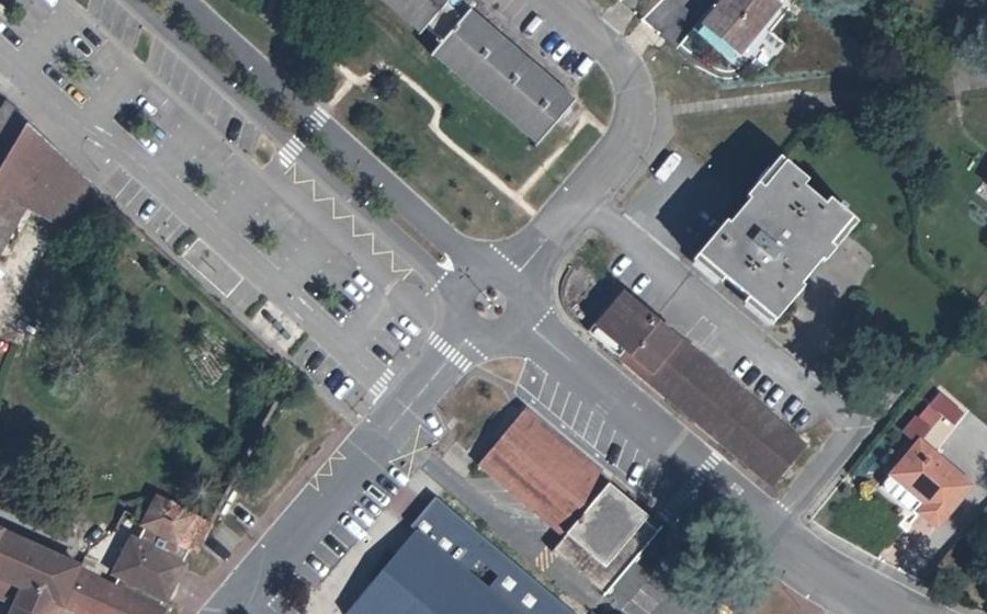 Vue aérienne du Rond-point anonyme n°331712054