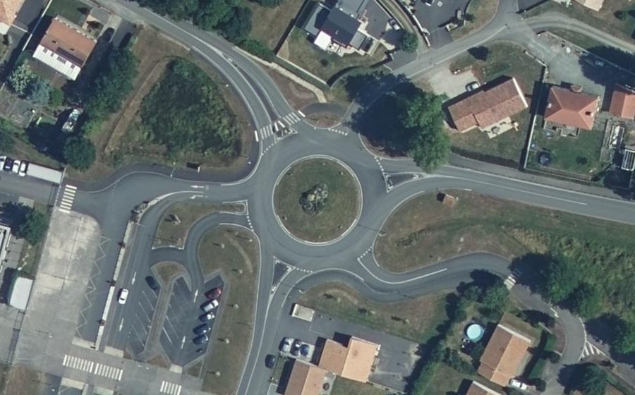 Vue aérienne du Rond-point anonyme n°331714139