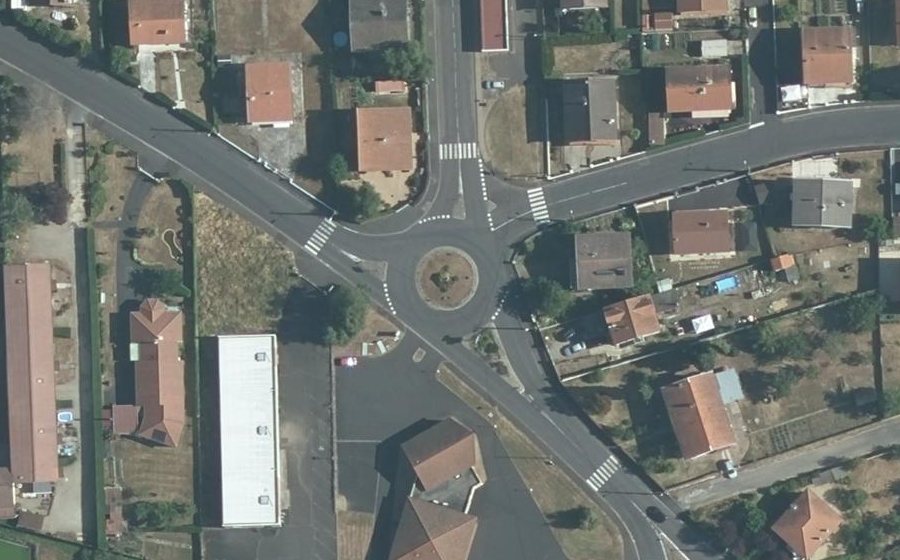 Vue aérienne du Rond-point anonyme n°33175239