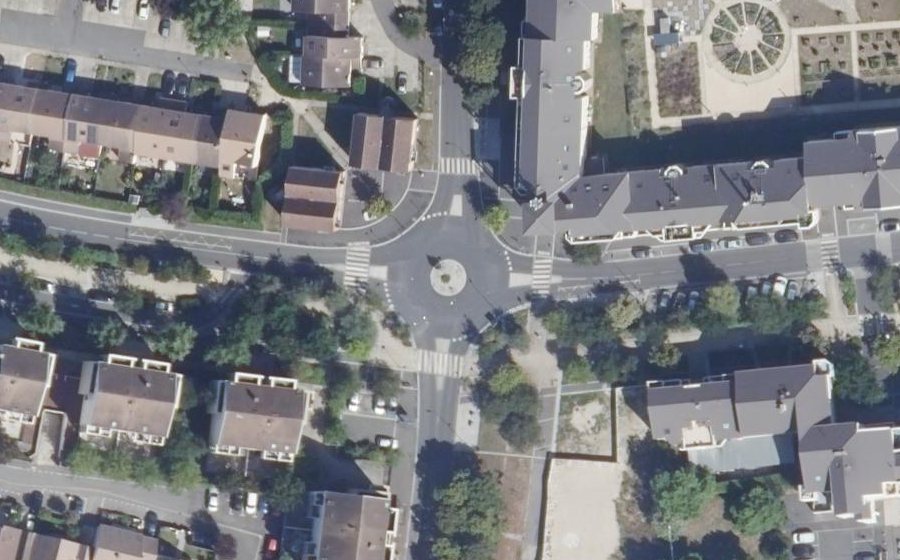 Vue aérienne du Rond-point anonyme n°331794075