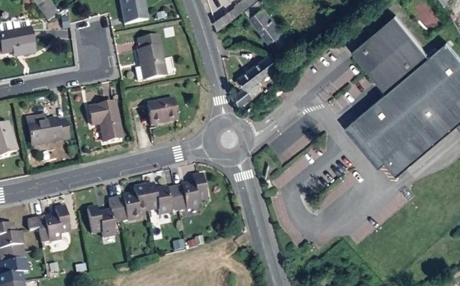 Vue aérienne du Rond-point anonyme n°331794254