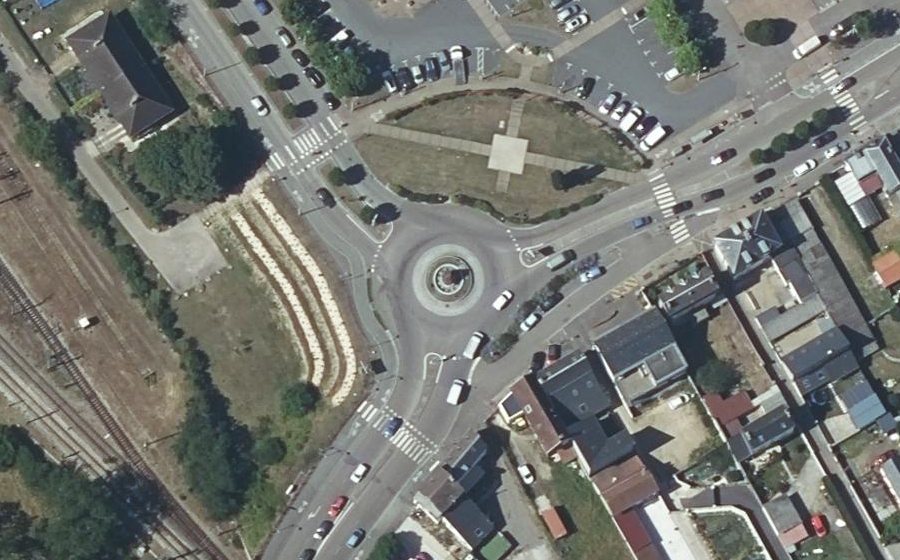 Vue aérienne du Rond-point anonyme n°33182165