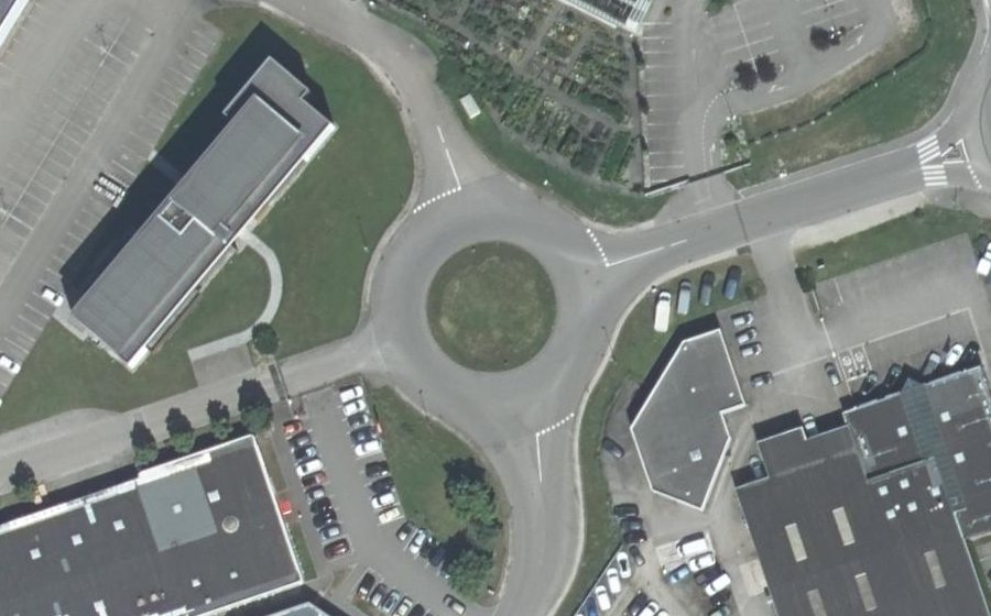 Vue aérienne du Rond-point anonyme n°33182445