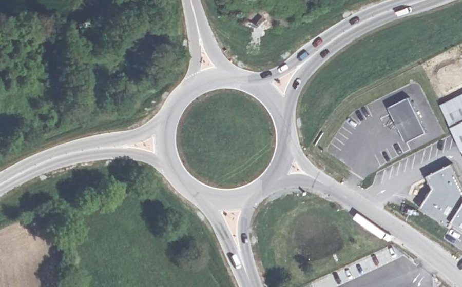 Vue aérienne du Rond-point anonyme n°33183518