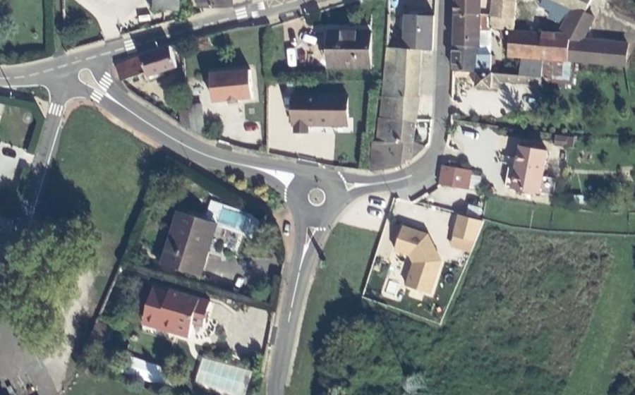 Vue aérienne du Rond-point anonyme n°33185028
