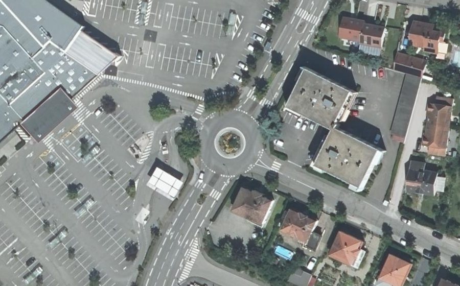 Vue aérienne du Rond-point anonyme n°33185567