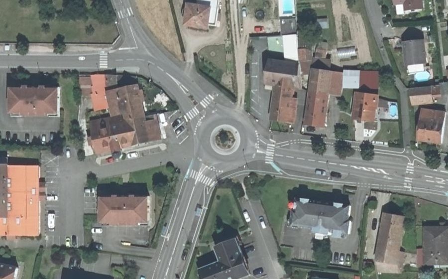 Vue aérienne du Rond-point anonyme n°33185574