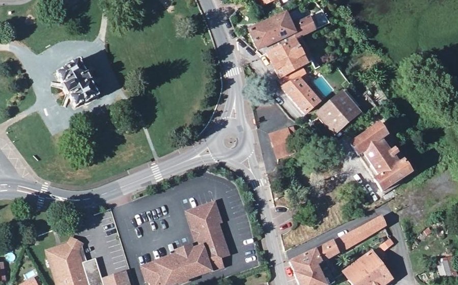 Vue aérienne du Rond-point anonyme n°331866469