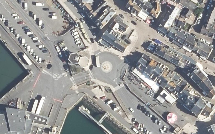 Vue aérienne du Rond-point anonyme n°33195385