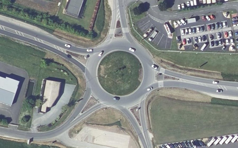 Vue aérienne du Rond-point anonyme n°33196173