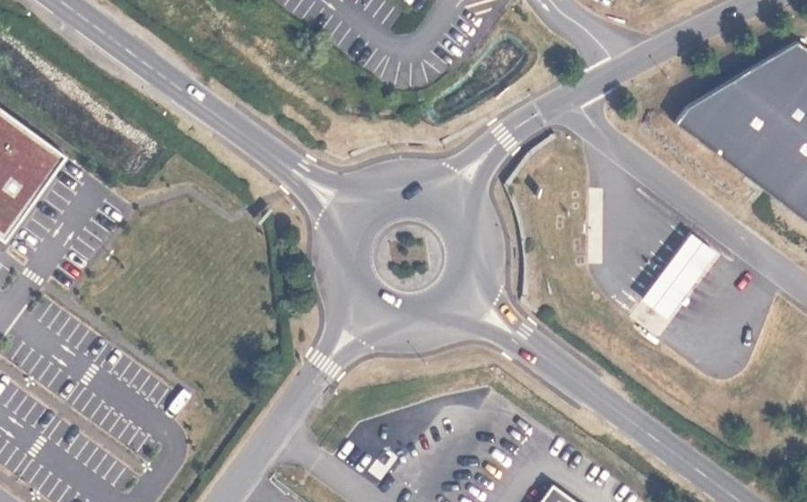 Vue aérienne du Rond-point anonyme n°332028046