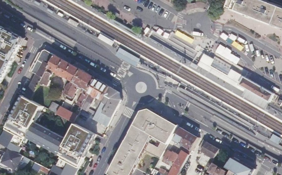 Vue aérienne du Rond-point anonyme n°332075294