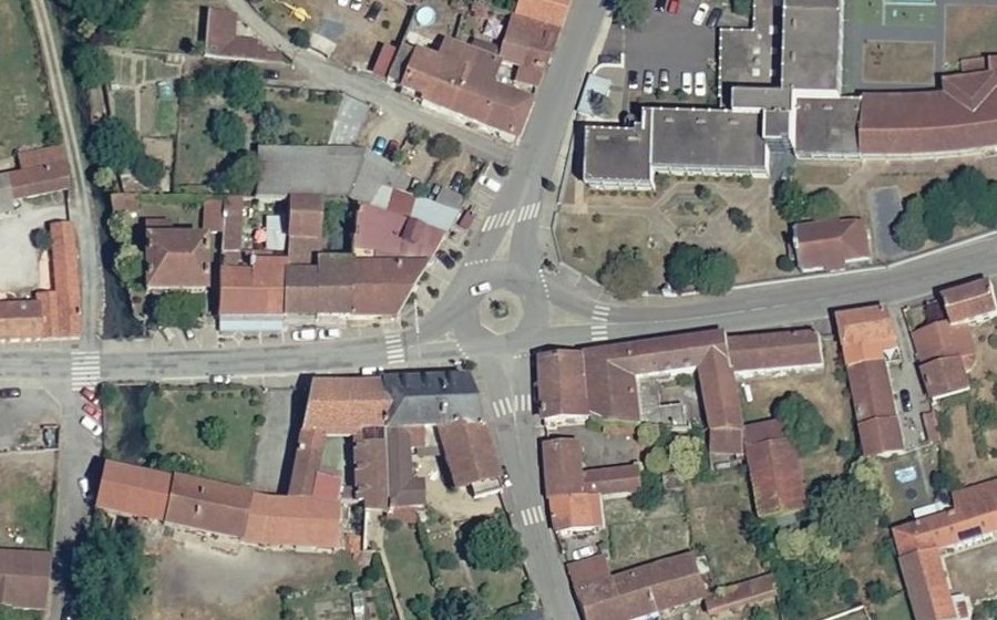 Vue aérienne du Rond-point anonyme n°332141701