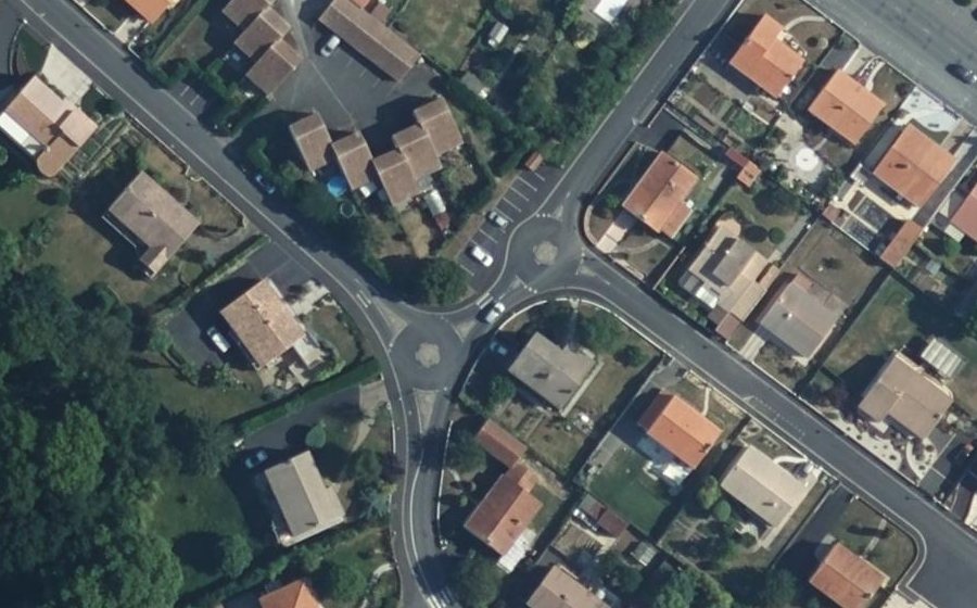 Vue aérienne du Rond-point anonyme n°332168662