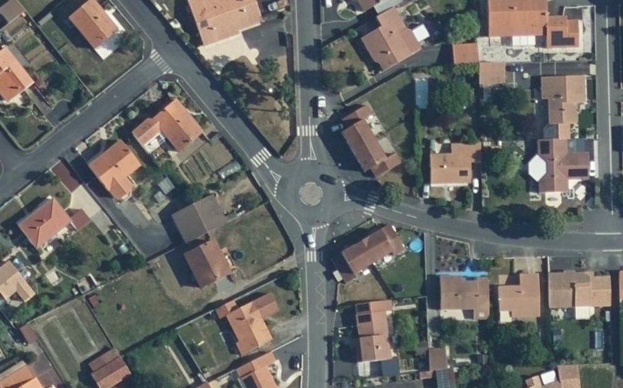 Vue aérienne du Rond-point anonyme n°332168675