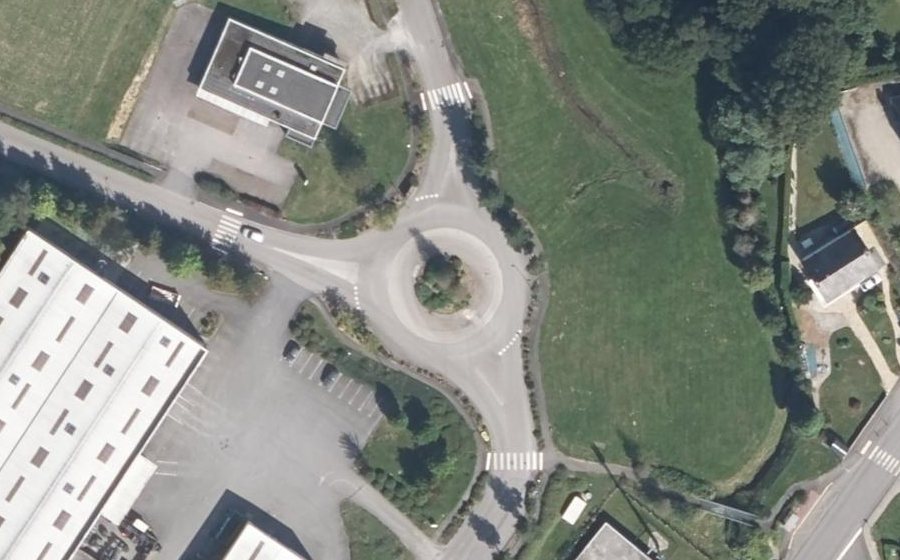 Vue aérienne du Rond-point anonyme n°332179219