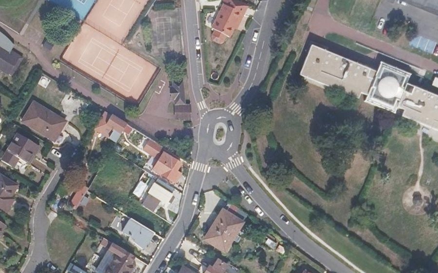 Vue aérienne du Rond-point anonyme n°332216155